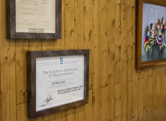 Certificados e diplomas na parede da clínica Sintricare